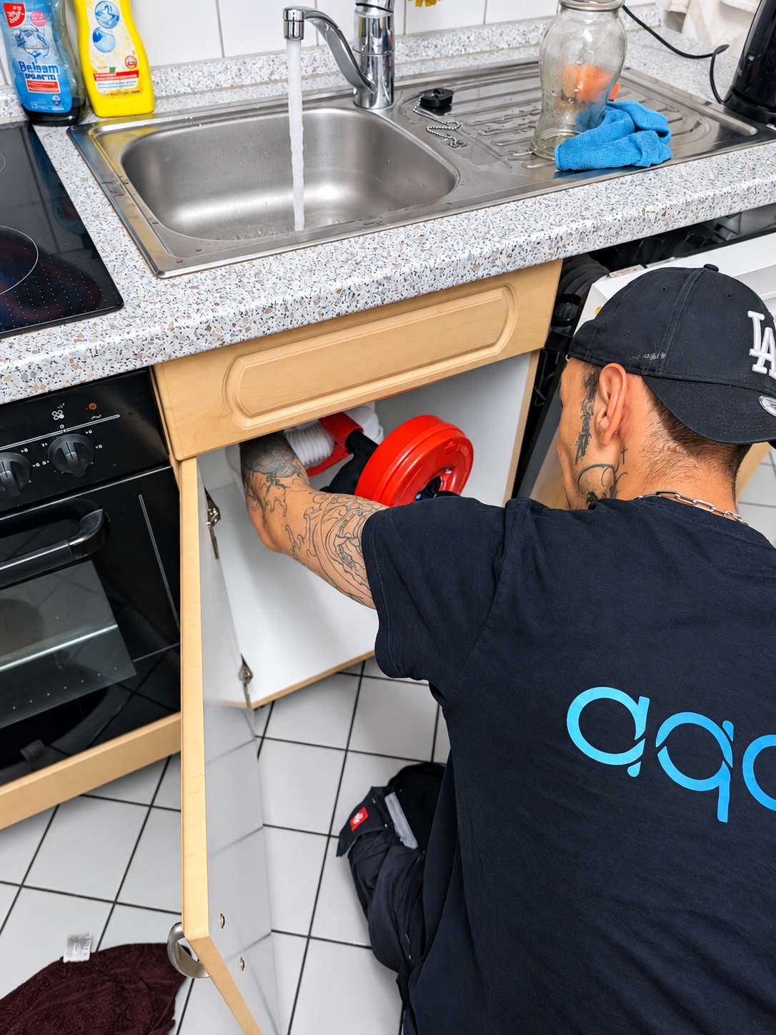 Mechanische Rohrreinigung durch einen AQORA Monteur