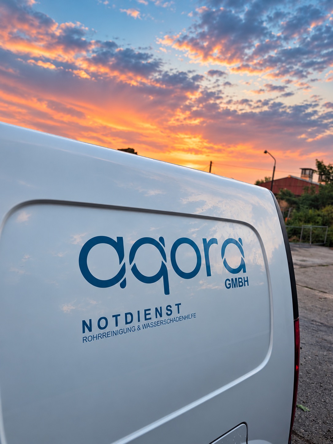 AQORA Servicefahrzeug im Abendlicht