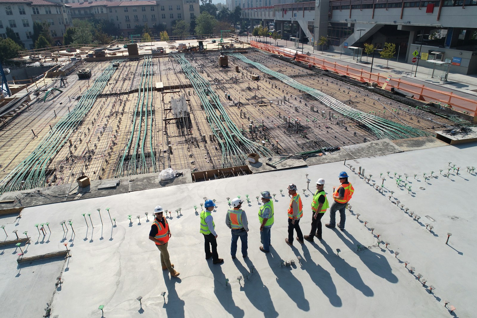 Fachleute koordinieren gemeinsam Arbeiten auf einer Baustelle